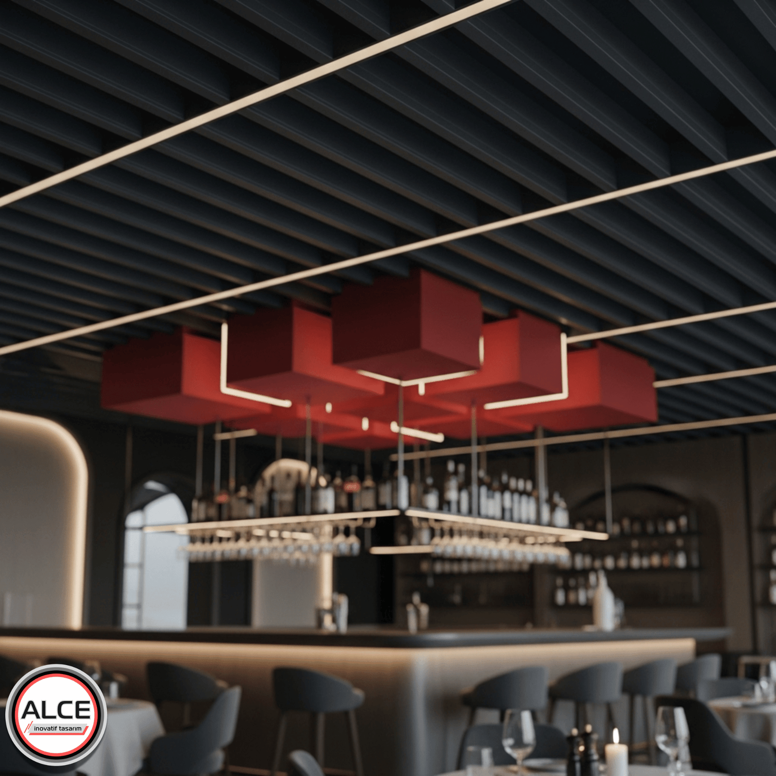 Akustik çözüm potensiyeli sunan antrasit ve siyah tonlardaki metal baffle asma tavan sistemi, lineer LED aydınlatma ile restoran ve bar gibi mekânlarda ses dağılımını düzenleyerek konforlu bir ortam sağlar – Alce İnovatif Tasarım